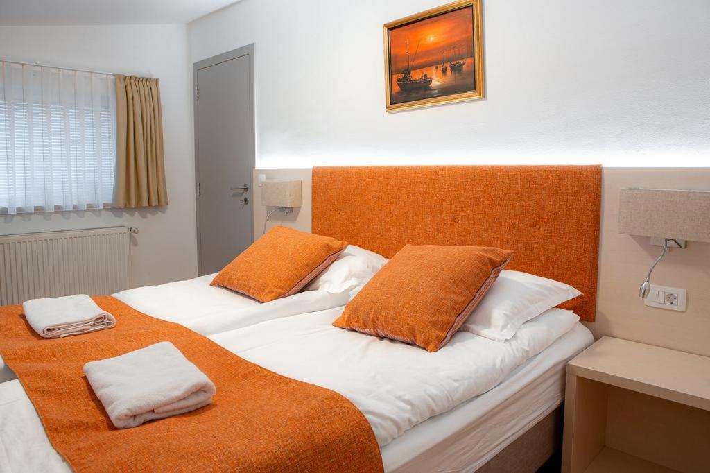 Hotel Gostilna Vovko โนโวเมสโต ภายนอก รูปภาพ