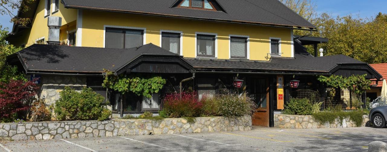 Hotel Gostilna Vovko โนโวเมสโต ภายนอก รูปภาพ